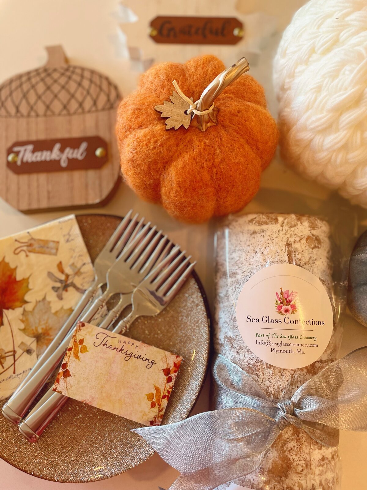 Thanksgiving themed almond cake styling